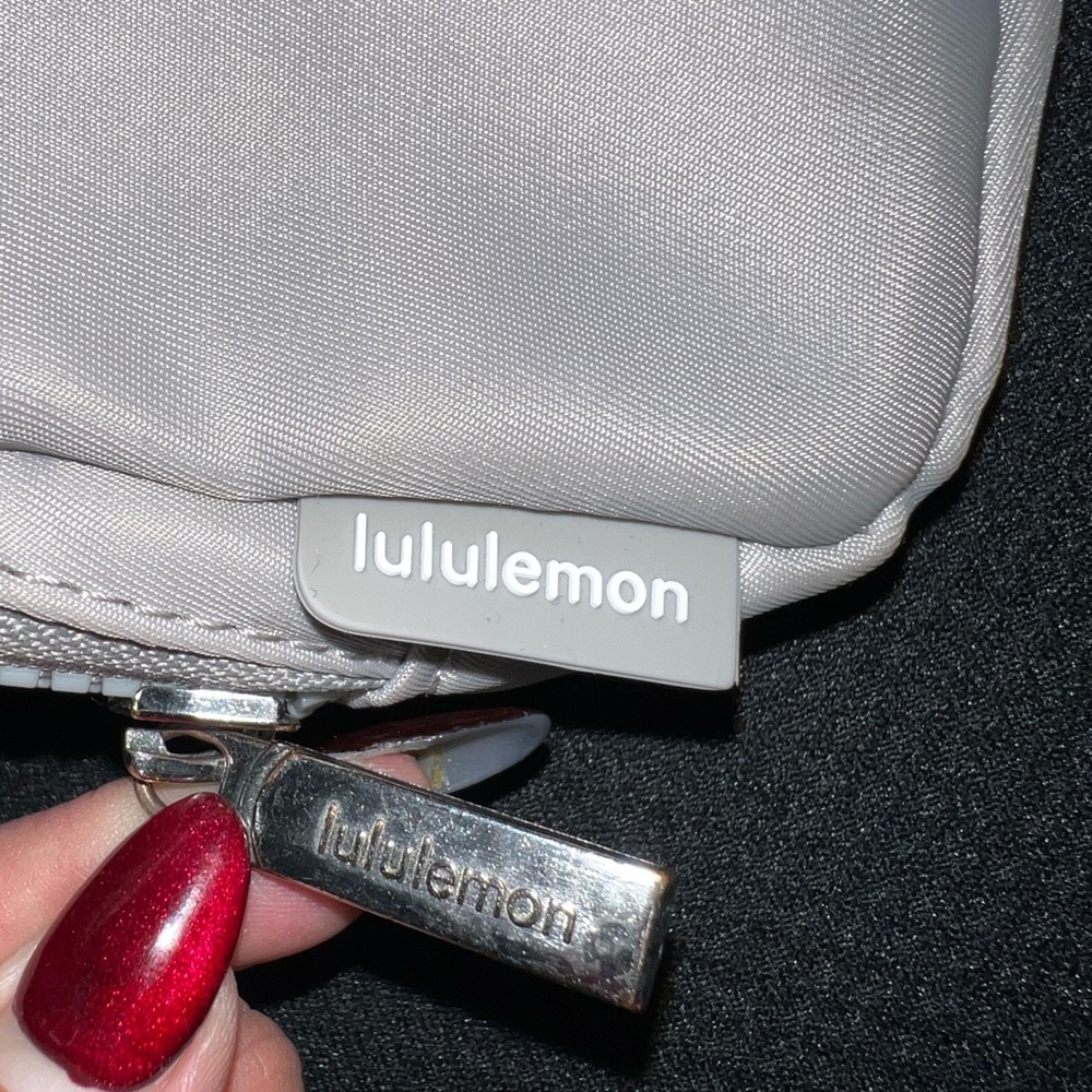 Lululemon Everywhere Belt Bag 1L - Picture 4 of 12